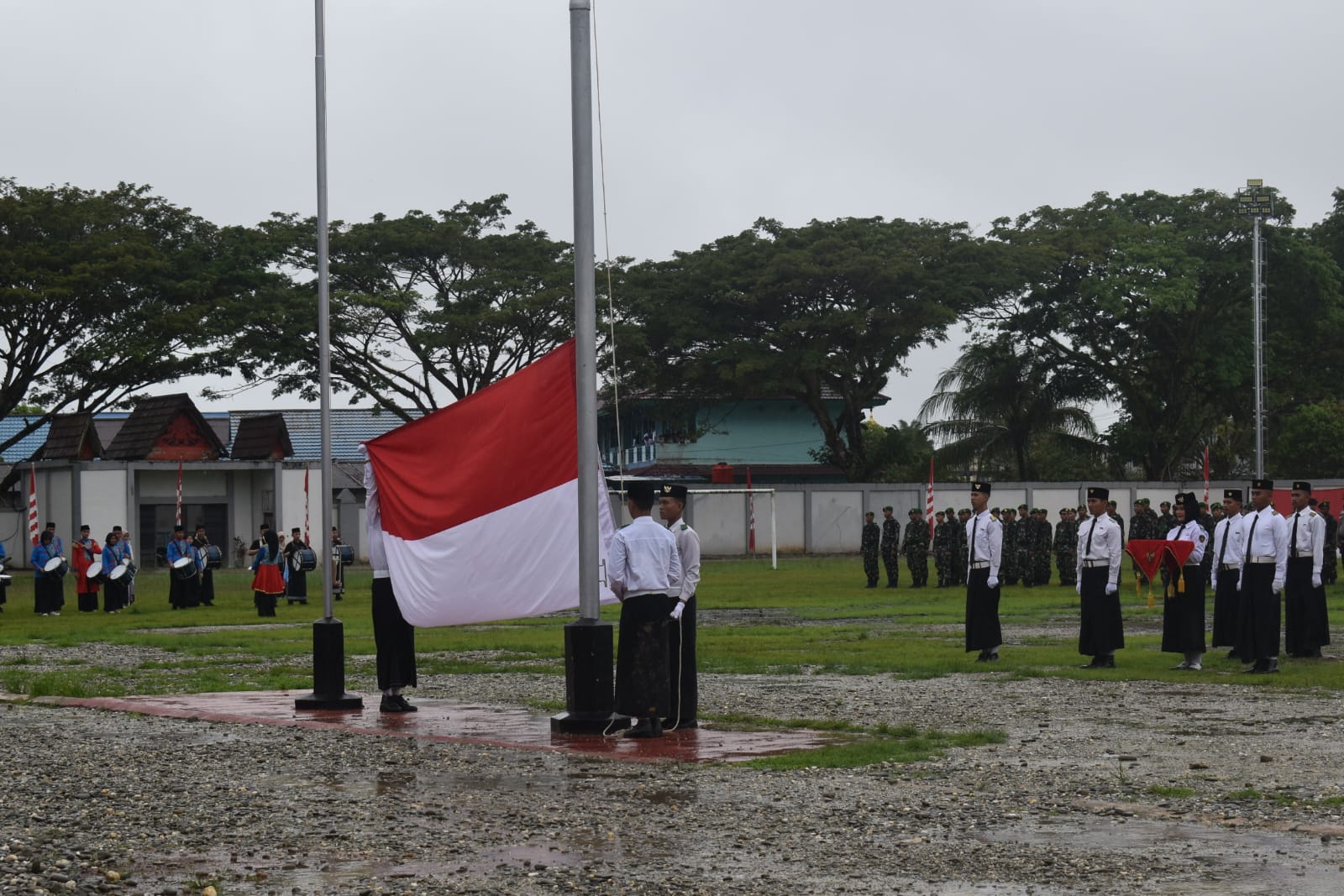 Paskibra MAN 1 Kapuas Hulu Sukses Mengibarkan Sang Merah Putih pada Hari Santri Nasional