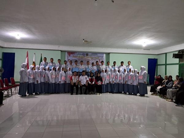 Proses Upacara Pelantikan Anggota Paskibra MAN 1 Kapuas Hulu Berlangsung Sakral.