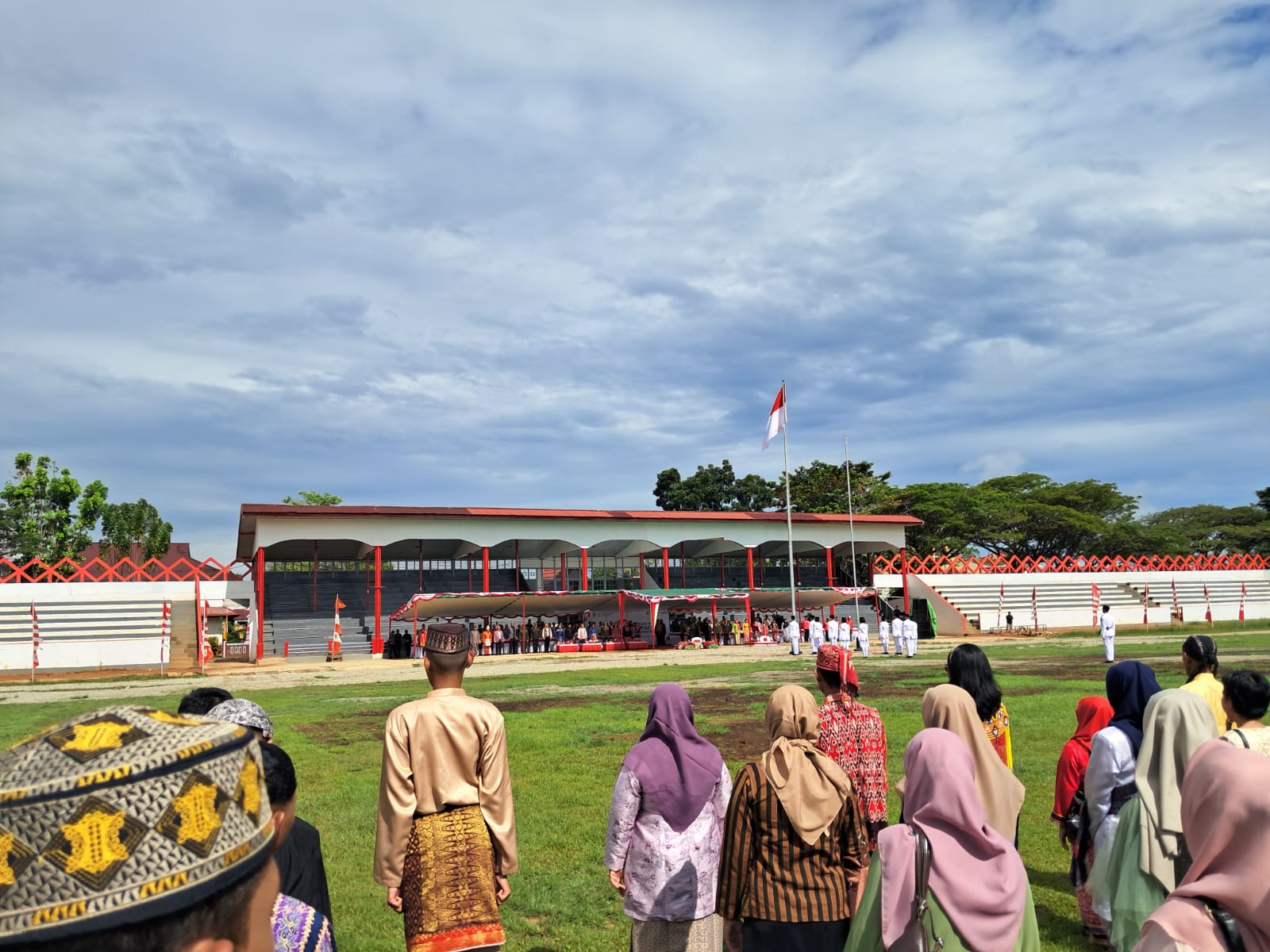Siswa/i MAN 1 Kapuas Hulu Mengikuti Upacara Hari Sumpah Pemuda Di GOR Uncak Kapuas Bersama Seluruh Instansi Pemerintah Daerah dan Sekolah Yang Berada di Putussibau.